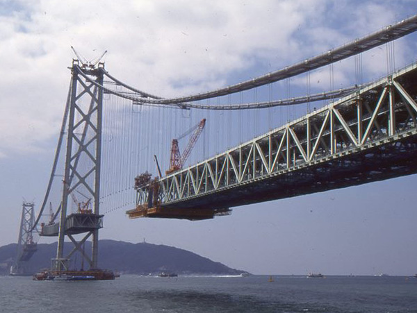 建設中の明石海峡大橋