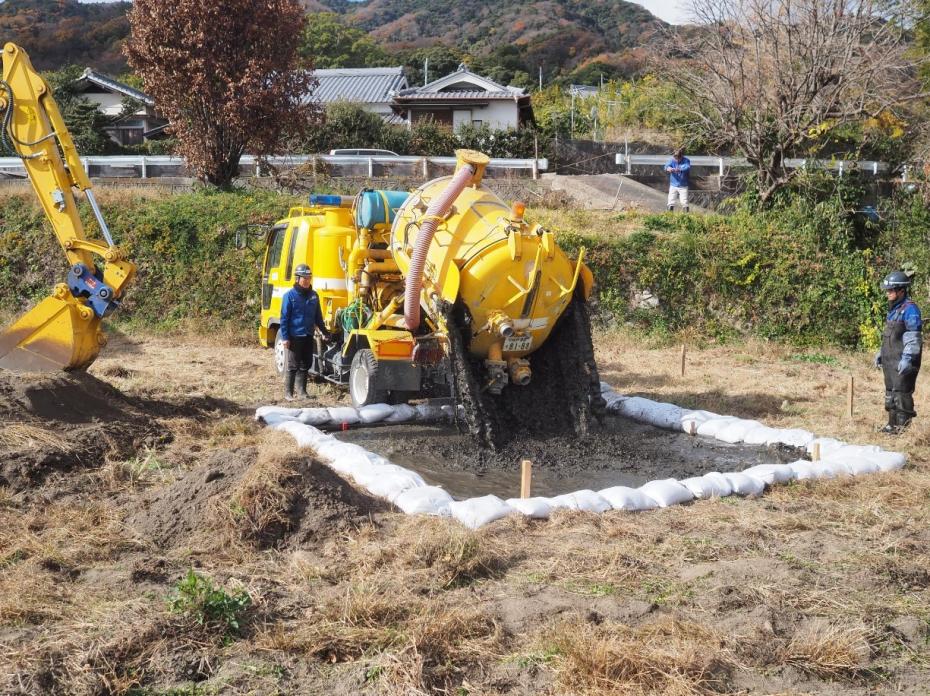 吸い取った泥を乾燥場に投入します