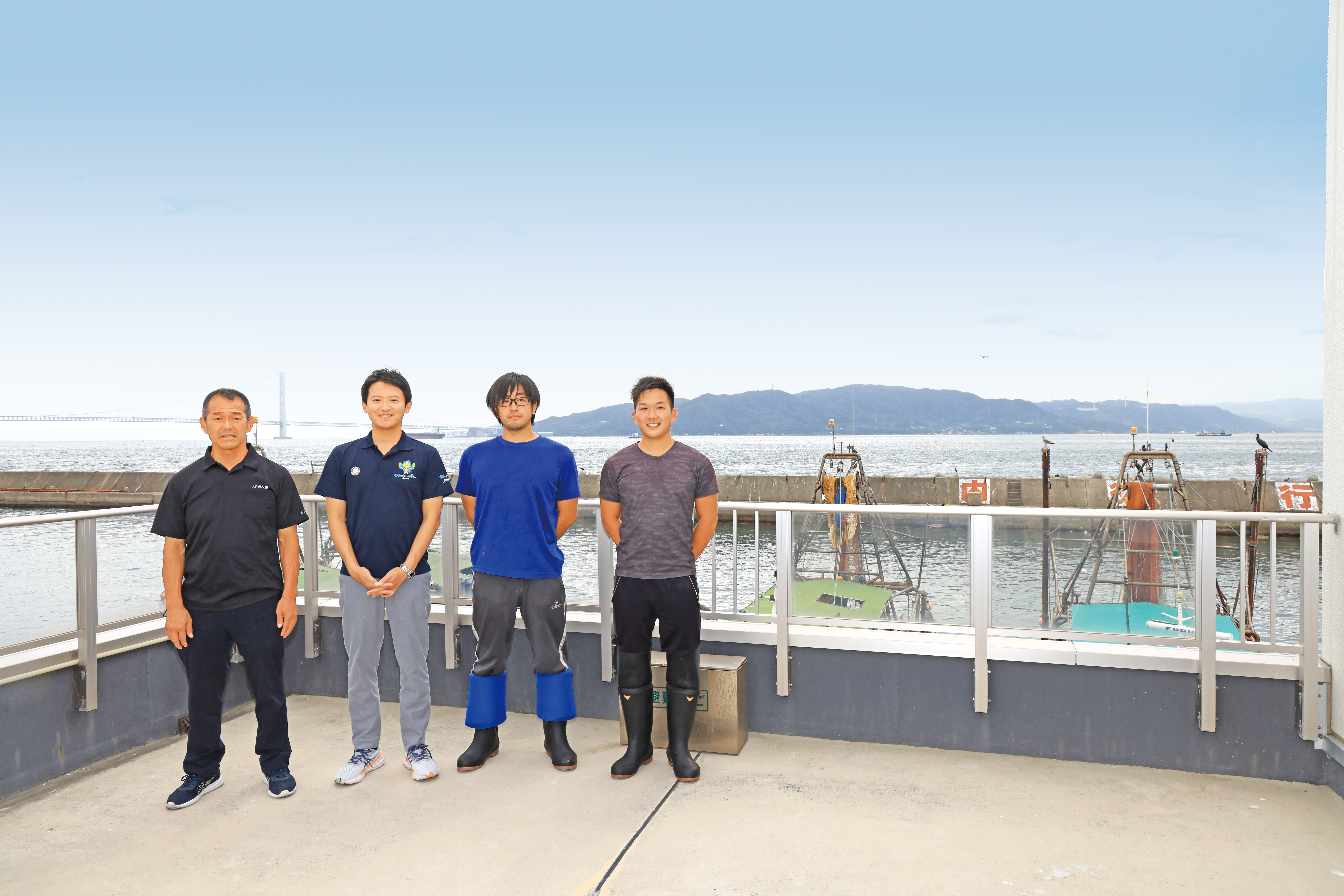 左から、明石浦漁業協同組合組合長の戒本裕明さん、齋藤知事、ごち網漁を見せてくれた槌井章泰さん、智久さん。