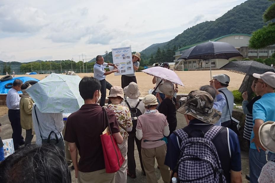 神戸北高校では、校庭を使った雨水の貯留について解説し、実際の対策施設を見学しました