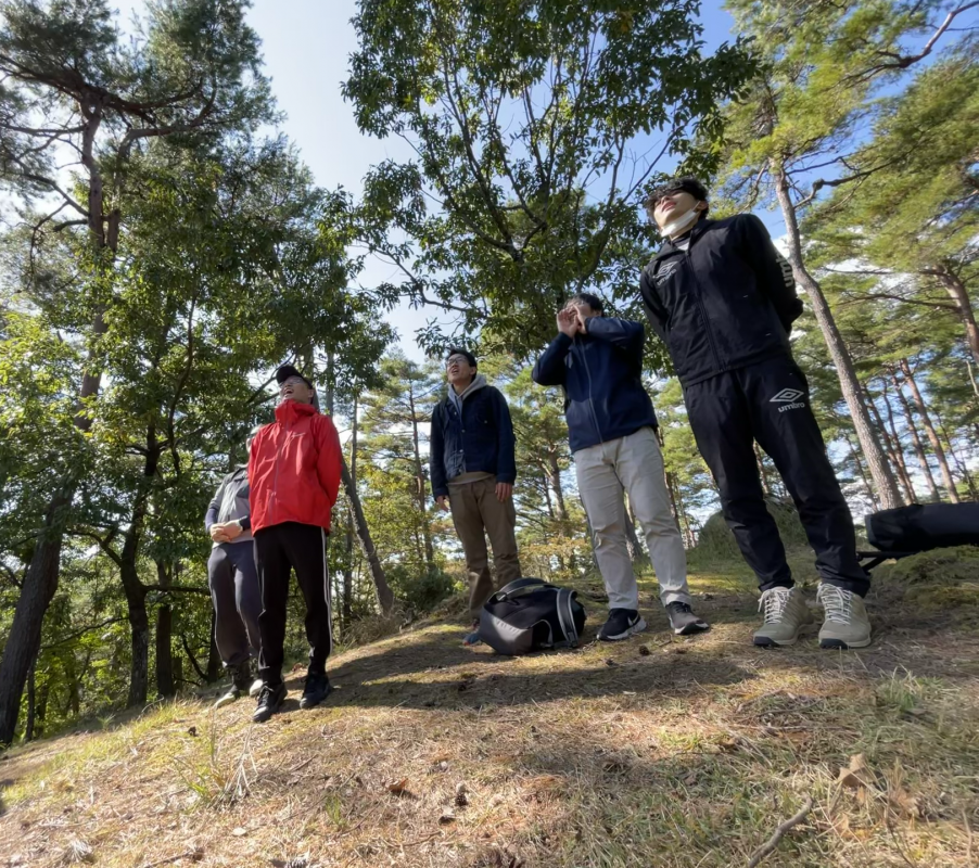 森林浴を楽しむ人々