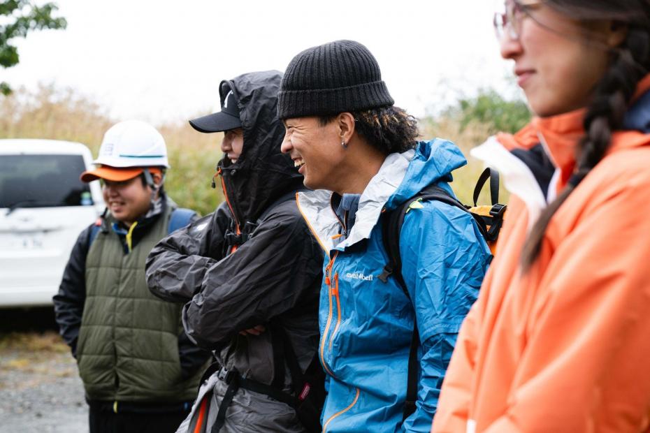 登山の授業で仲間と談笑する佐藤さん