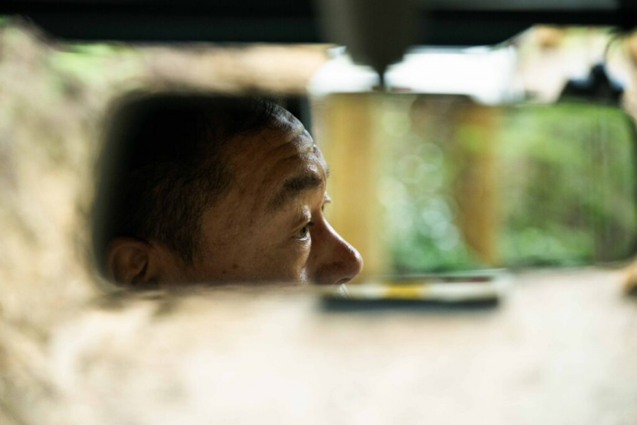 林業用重機のバックミラー越しに見える藤田さん