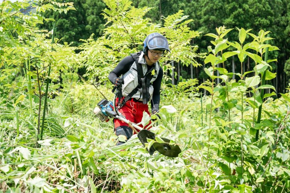 草刈機を自由自在に使う小林さん