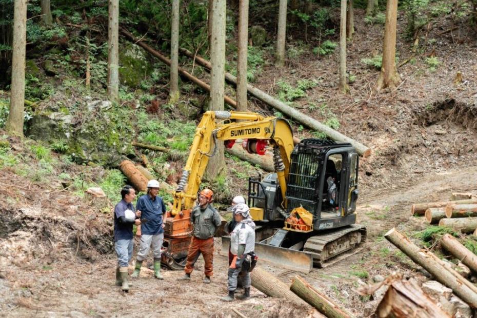 森の中で仲間と打合せる様子