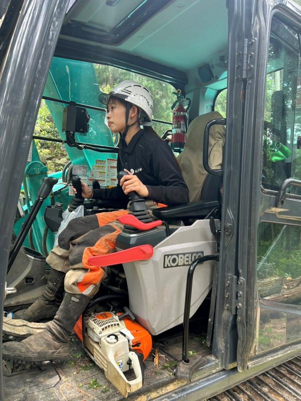 林業用重機を操る吉田さん