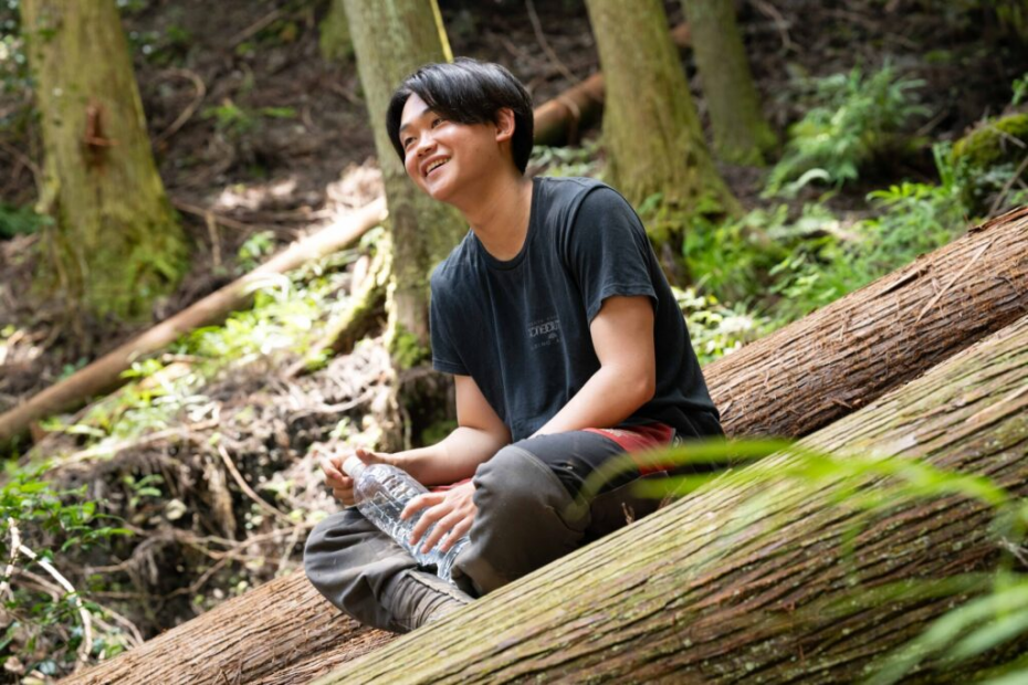 山の中で休憩する中屋敷さん