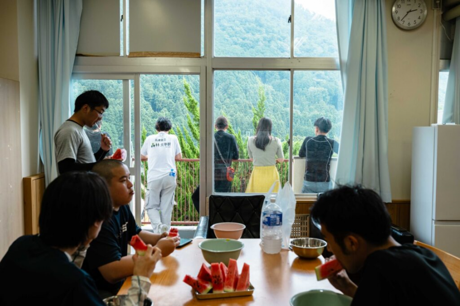 実習終わりにスイカ食べる学生たち