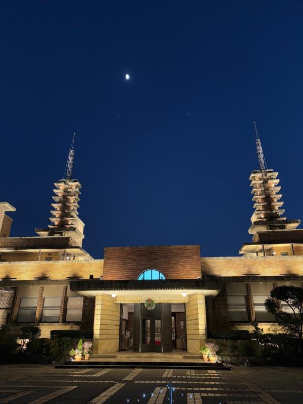 星空と甲子園会館の写真