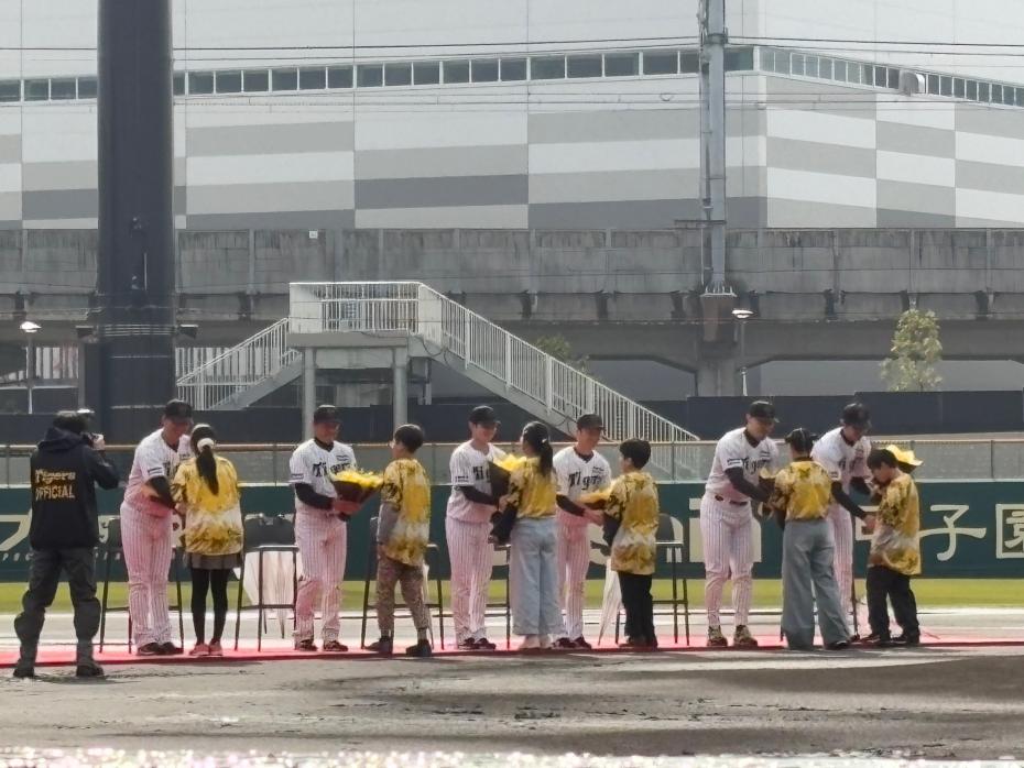 ゼロカーボンベースボールパークで阪神タイガース優勝報告会の写真1