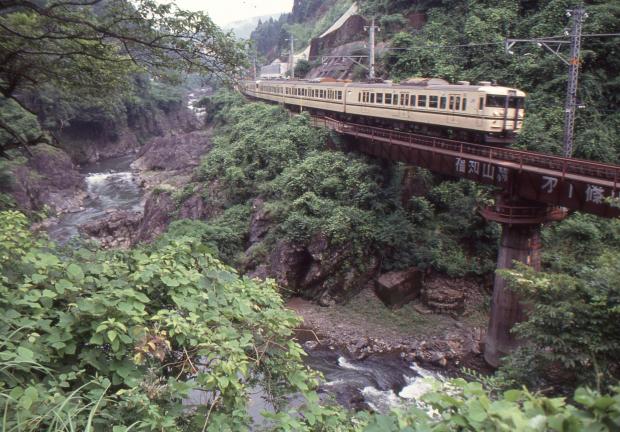 ヒョーゴアーカイブス 川代渓谷を走るjr福知山線