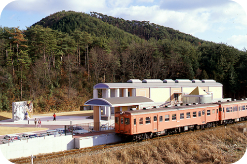2000年頃日本へそ公園駅と列車のような外観の岡之山美術館