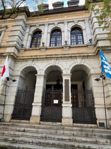 半円アーチ型の入り口と窓