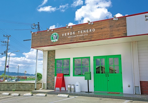 鮮やかなグリーンのドアが目印のジェラート店「ベルデテネロ」