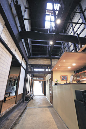 旧尾上家主屋内 梁が写る土間