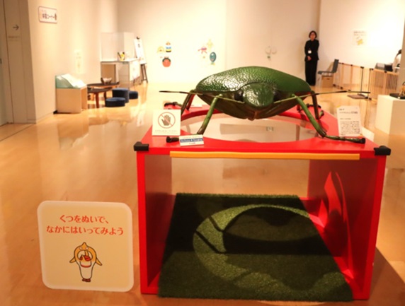 ツヤアオカメムシの巨大模型
