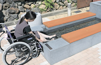 車椅子のまま利用できる足湯の円仁の湯