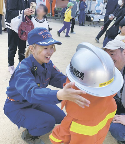 子ども向けに消防服の着用体験