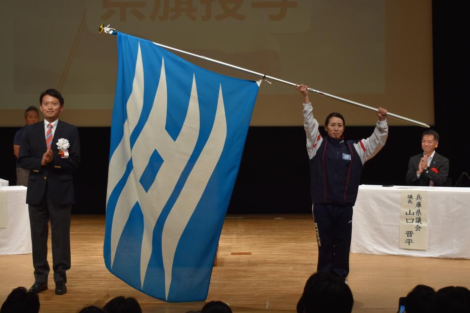結団式_県旗授与