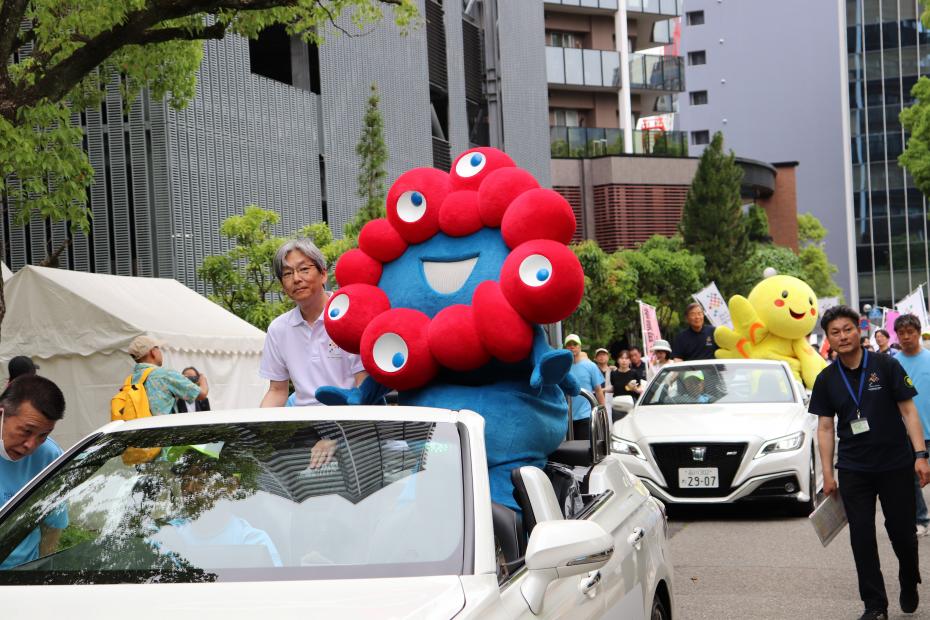 ミャクミャクと副知事