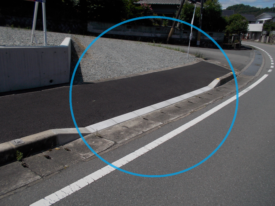 兵庫県／道路に段差解消(乗り入れ)ブロック等を置かないでください！