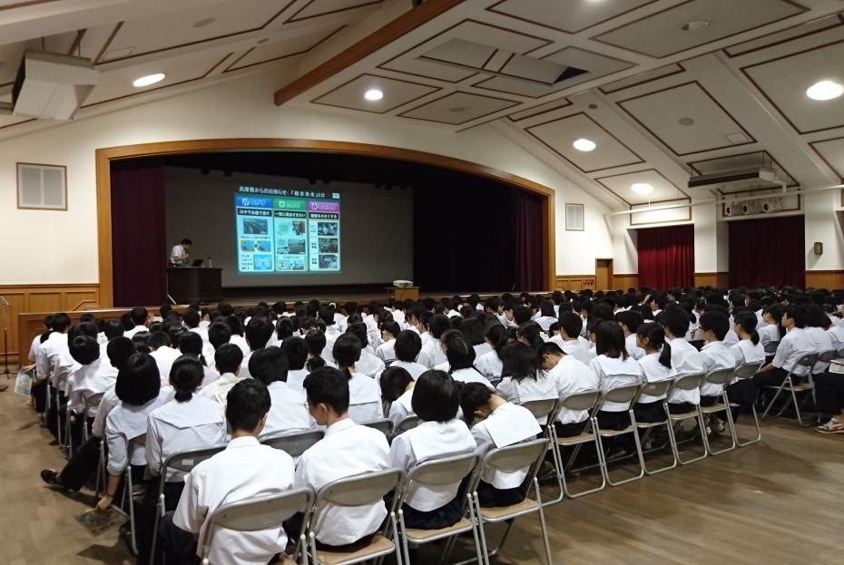 神戸高校3年生（約360名）の皆さんにスライドを使って、総合治水の意義や取組などを解説しました